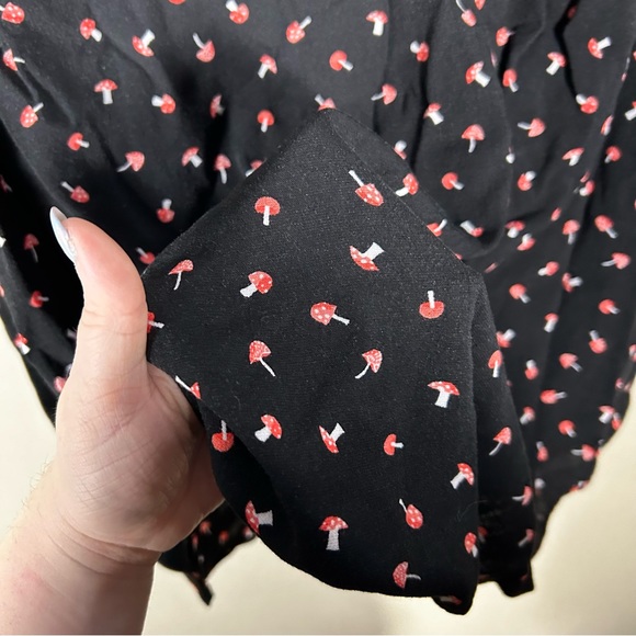 Torrid Black Red Mini Mushroom Print Button Back Blouse Size 00 M/L - Picture 5 of 10